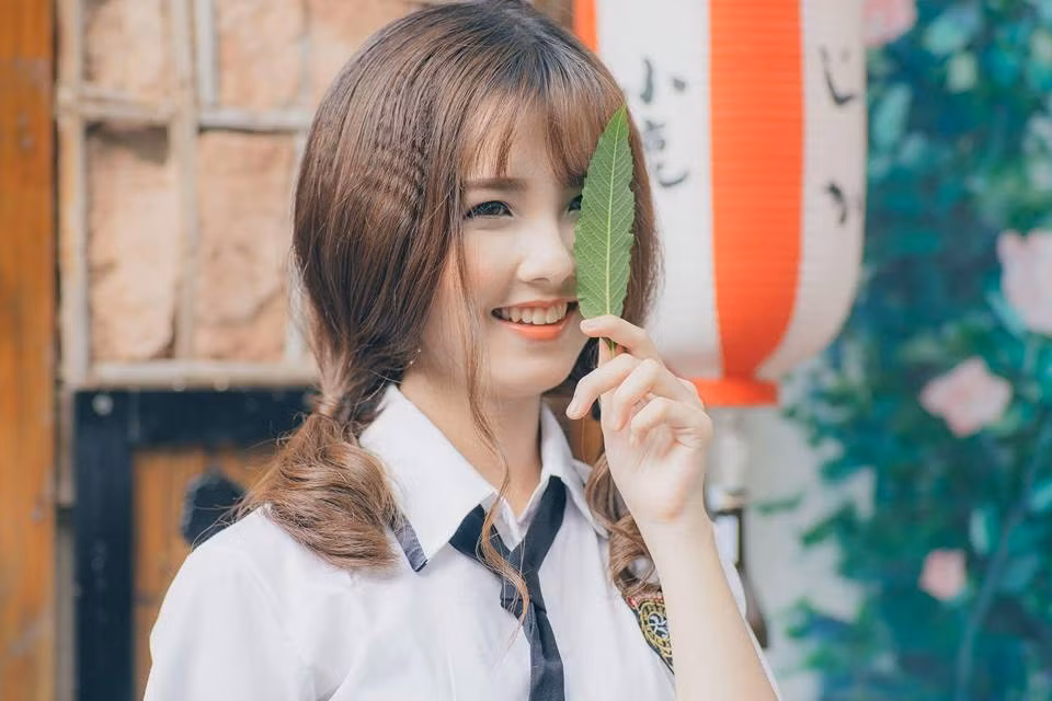 Khoác lên mình bộ đồng phục của học sinh Nhật Bản, nữ sinh Sài thành có tên Mỹ Tiên khiến nhiều người phải thốt lên rằng, tại sao lại xinh đẹp và tự nhiên đến thế. Ảnh trong bài: Facebook nhân vật.