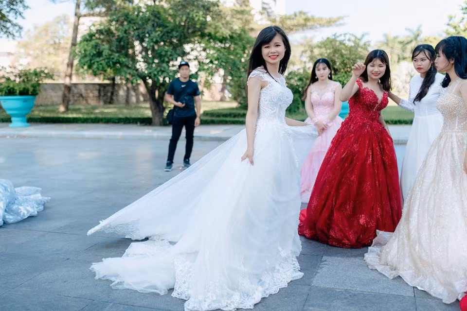 Người này cũng mong muốn dân mạng ngưng việc “ném gạch đá” bởi phía sau bộ ảnh này là có nguyên do riêng.