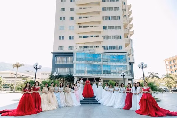 Chính bởi lý do đặc biệt trên, ngày càng có nhiều bộ ảnh kỉ yếu theo phong cách mới lạ, thể hiện cá tính riêng của mỗi lớp như hóa thân thành nông dân, thổ dân thậm chí hóa thành ma cà rồng khi chụp phong cách kinh dị.