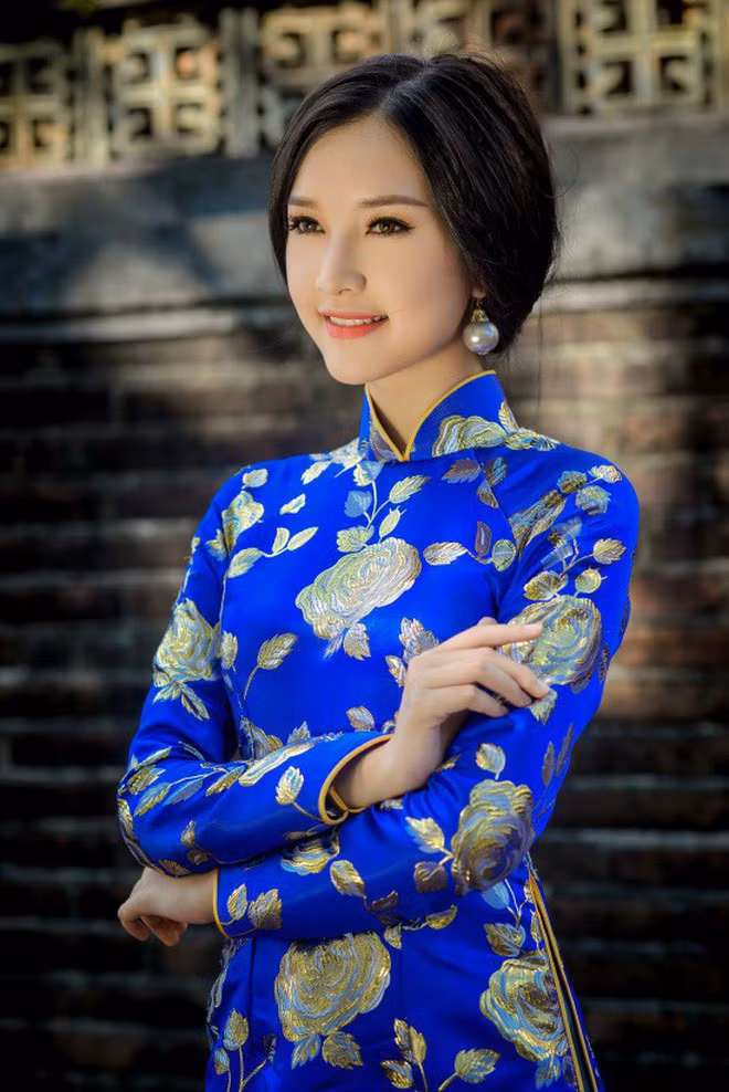 Trước Hoa hậu Việt Nam 2016, Ngọc Trân được biết đến là nữ sinh nổi bậc nhất xứ Huế. Cô bạn sinh năm 1995 này từng là đạt danh hiệu Người đẹp du lịch Huế 2015.
