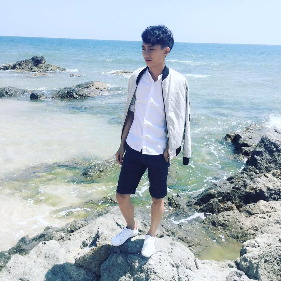 Hình ảnh Đức Chiến xắn quần xắn áo, ngồi thu lu một góc chăm chỉ rửa sạch từng cái bát khiến nhiều người vừa thương vừa buồn cười. Bên cạnh đó, vì đống bát đĩa quá kinh khủng, nhiều người còn tỏ ra hoài nghi rằng anh chàng này đang "chém gió"