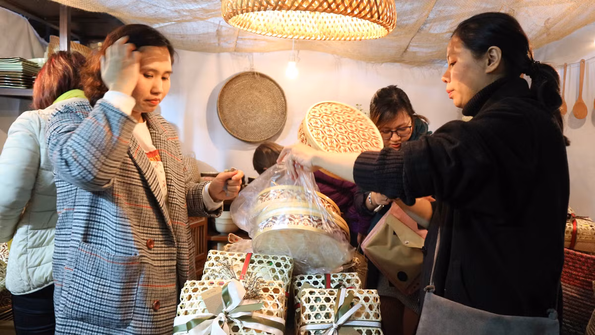 Đồ mây tre đan và những dụng cụ nhà bếp bằng gỗ được mang từ Đức tới được nhiều người ghé thăm và mua để sử dụng.