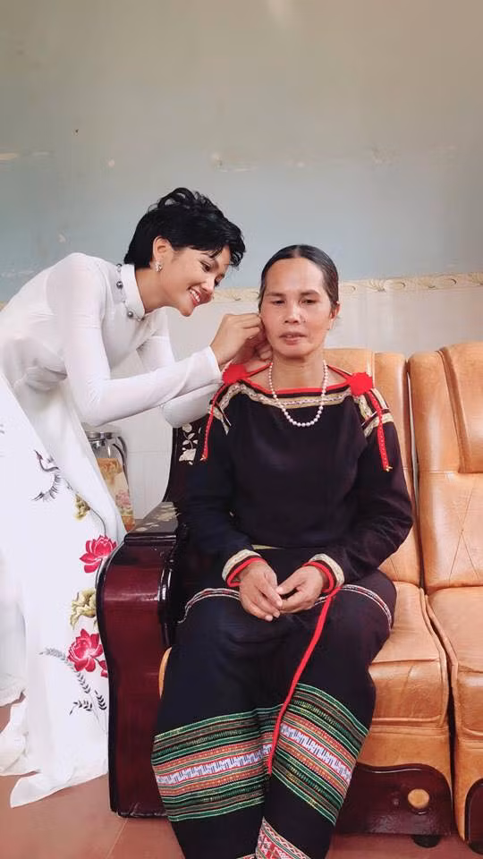 Buoc khoi san khau, Hoa hau H'Hen gay an tuong bang su binh di
