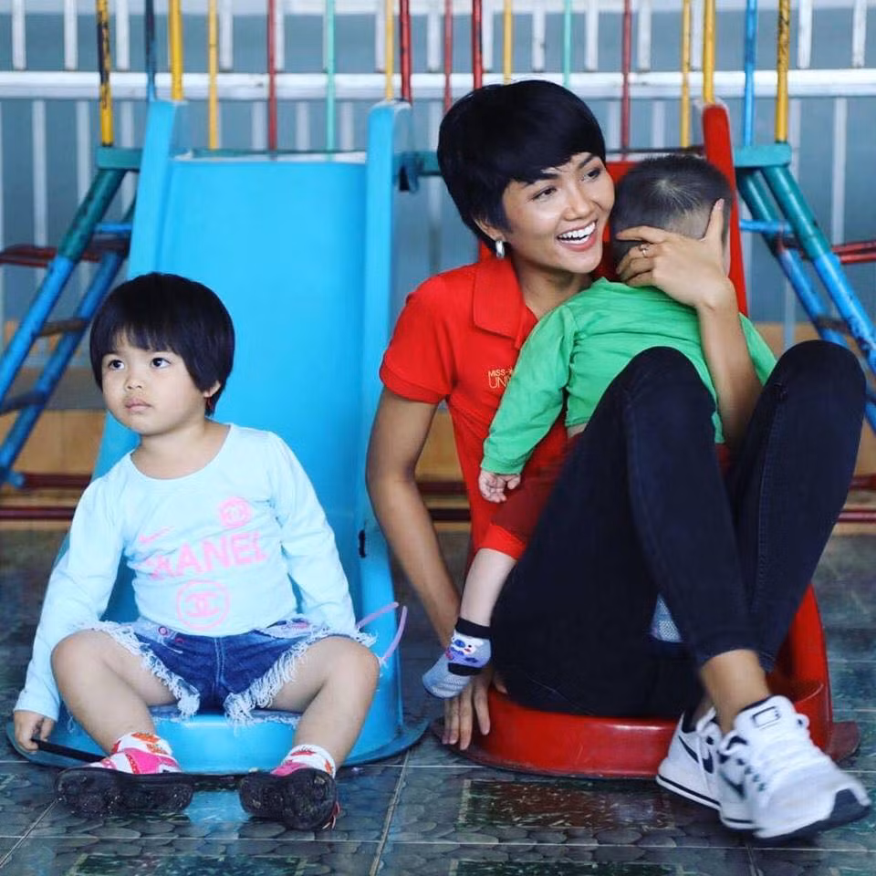 Không chỉ đẹp người mà H'Hen Niê còn được đánh giá cao bởi lòng nhân ái thông qua những hoạt động mà cô đã và đang thực hiện.