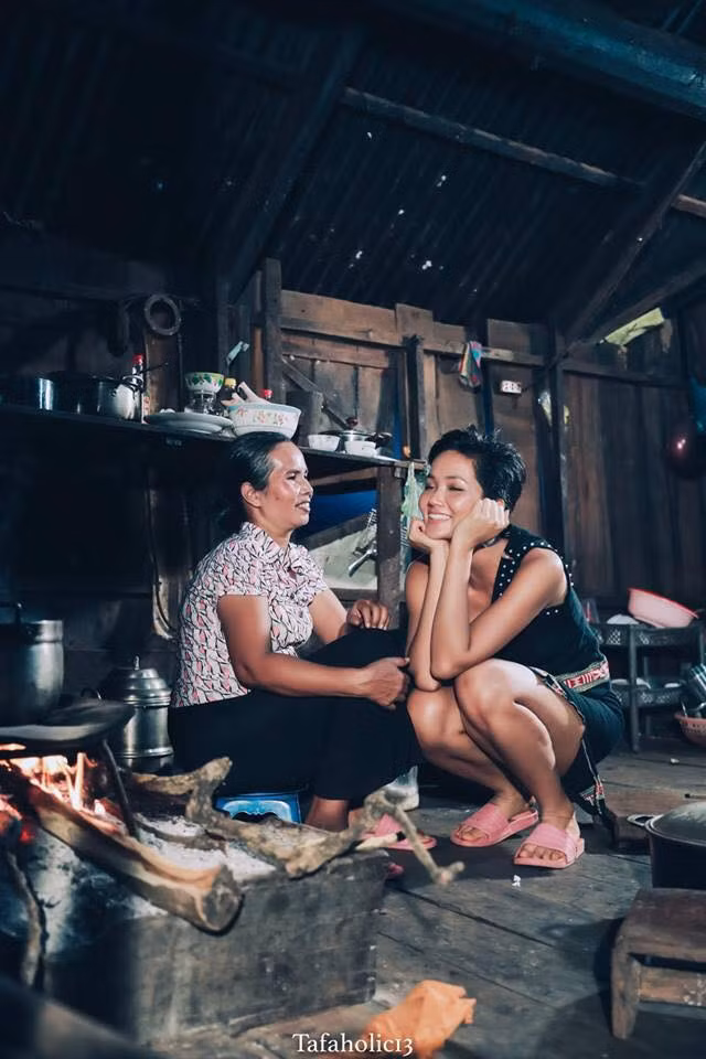 Ngay trước chung kết, 2 fanpage lớn của Thái Lan và Philippines đồng loạt đăng bài chân dung rất dài của cô, trong đó hình ảnh bên bếp lửa với mẹ rất được chú ý và yêu thích.