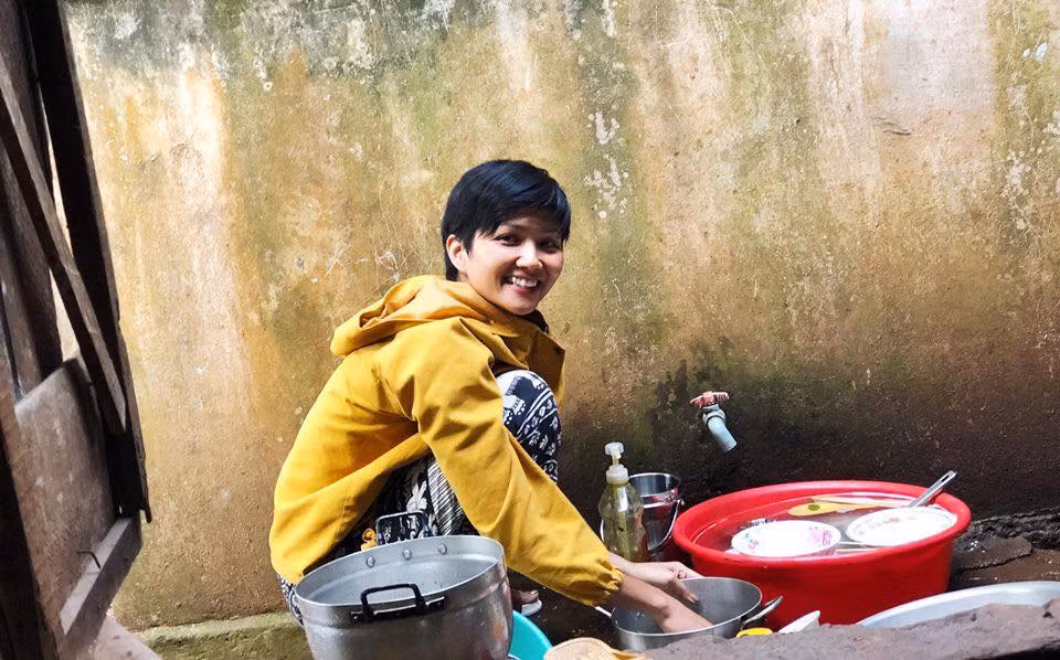 Nhờ cuộc thi Hoa hậu Hoàn vũ 2018, H'Hen Niê được khán giả Thái Lan cũng như Đông Nam Á biết đến và yêu mến. Ngay từ những hình ảnh đầu tiên, cô đã được khen ngợi với kiểu tóc ngắn độc đáo.