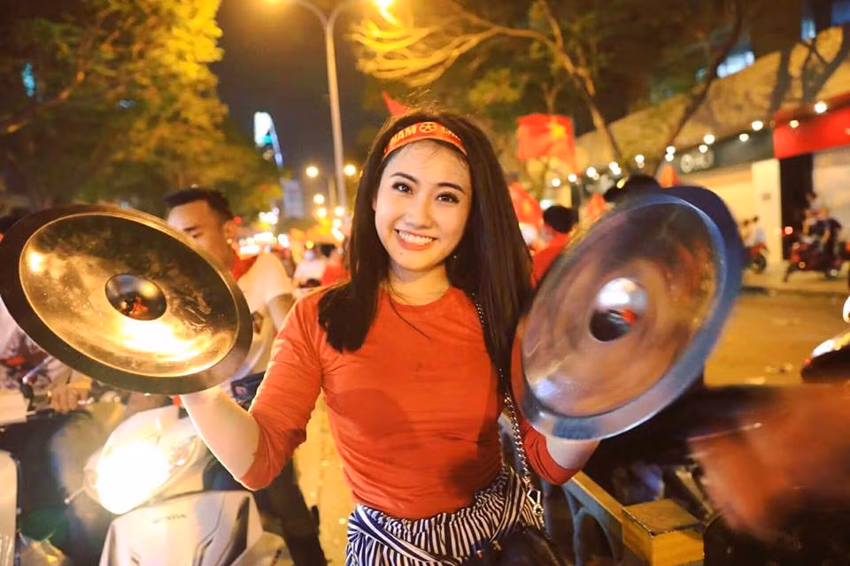 Trên trang cá nhân của mình Huyền Thương cũng cho đăng tải rất nhiều bức ảnh cổ vũ U23 Việt Nam và đặc biệt, cô nàng này còn sẵn sàng thay ảnh đại diện của mình bằng thủ thành Bùi Tiến Dũng.