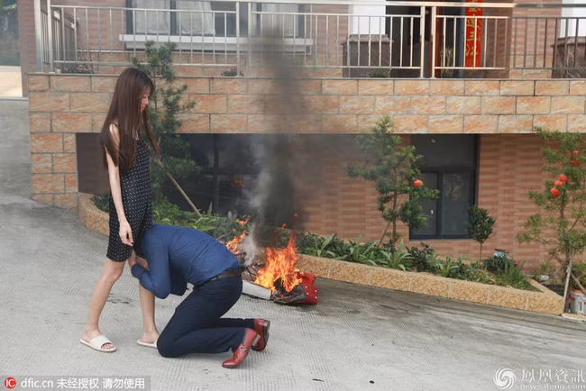 Nguyên nhân chính dẫn đến vụ việc này đó là Xiao Tong xuất thân từ cảnh nghèo khó. Cô không quen với những hạn chế của cuộc sống giàu sang. Chính vì vậy cô đã thả mình vào những bộ phim trên mạng nói về hoàn cảnh như mình, bắt chước cảnh đốt túi như trong phim và muốn ly dị để giải thoát bản thân. Chồng của Xiao không hiểu chuyện gì xảy ra và chỉ biết quỳ xuống cầu xin cô vợ trẻ của mình nhưng không thành. Nguồn: Shanghaiist.