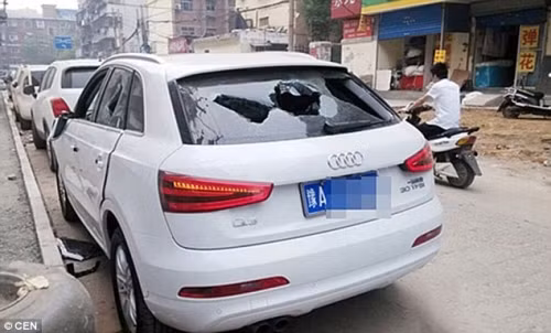 Hành động phá hoại tài sản khi cãi nhau với người yêu trước đây từng xảy ra. Một cô gái đến từ Trung Quốc đã thẳng tay đập nát kính chiếc ô tô đắt tiền của người tình chỉ bởi anh ta có những lời lẽ đùa giỡn thiếu tôn trọng mình.