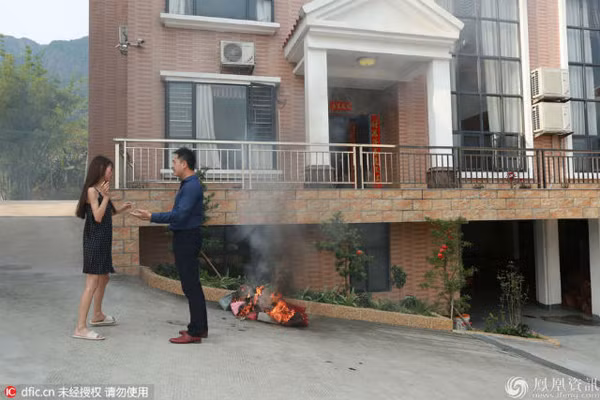 Mới đây, cư dân mạng Trung Quốc bàng hoàng khi chứng kiến cảnh cô vợ trẻ đốt hết túi hiệu ngay trước cửa nhà chồng.