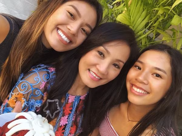 Cả hai cô con gái năm nay đều lớn phổng phao trông như chị em với người mẹ nổi tiếng khi đứng cạnh nhau.