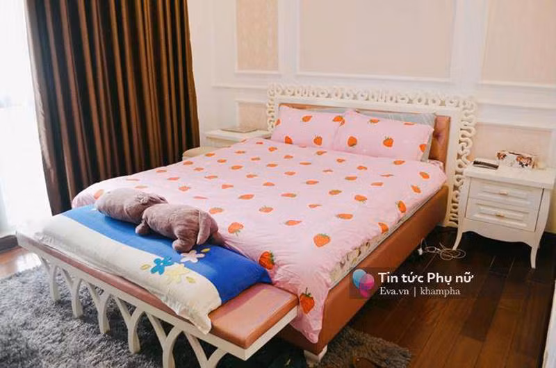 Căn phòng có tông màu sáng và có cửa kính lớn. Chiếc chăn hồng có hình những quả dâu tây khiến nhiều người lầm tưởng đây là phòng của trẻ vì rất dễ thương.