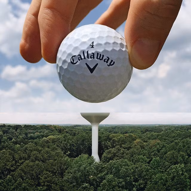 Một tháp nước được biến thành giá đỡ bóng golf. Ảnh: Instagram.