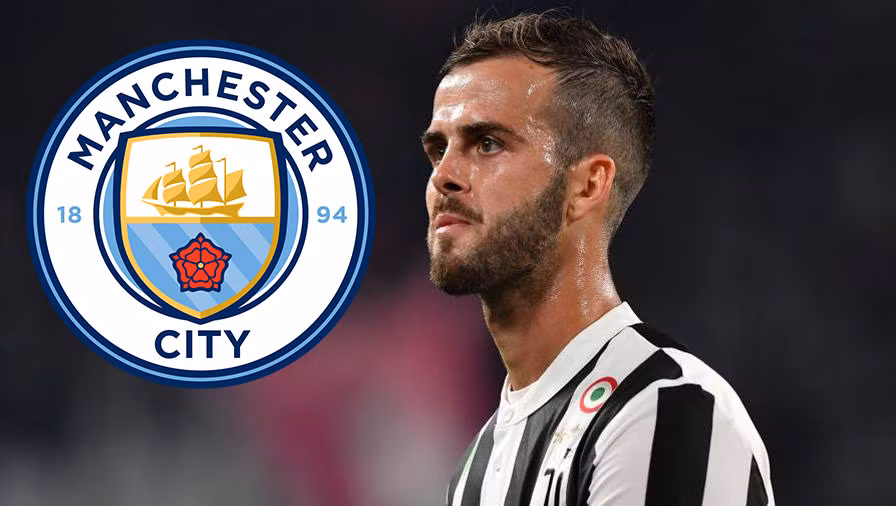 Man City “chấm” Pjanic: Để hiện thực hóa tham vọng thống trị Premier League và Champions League trong thời gian dài, Man City đang đưa Miralem Pjanic vào danh sách mục tiêu quan trọng. Pjanic là mẫu tiền vệ thi đấu toàn diện, mạnh mẽ trong tranh chấp và cũng đậm chất kỹ thuật. Anh là mẫu tiền vệ mà Pep Guardiola rất muốn có trong chiến thuật của mình. Ảnh: Goal