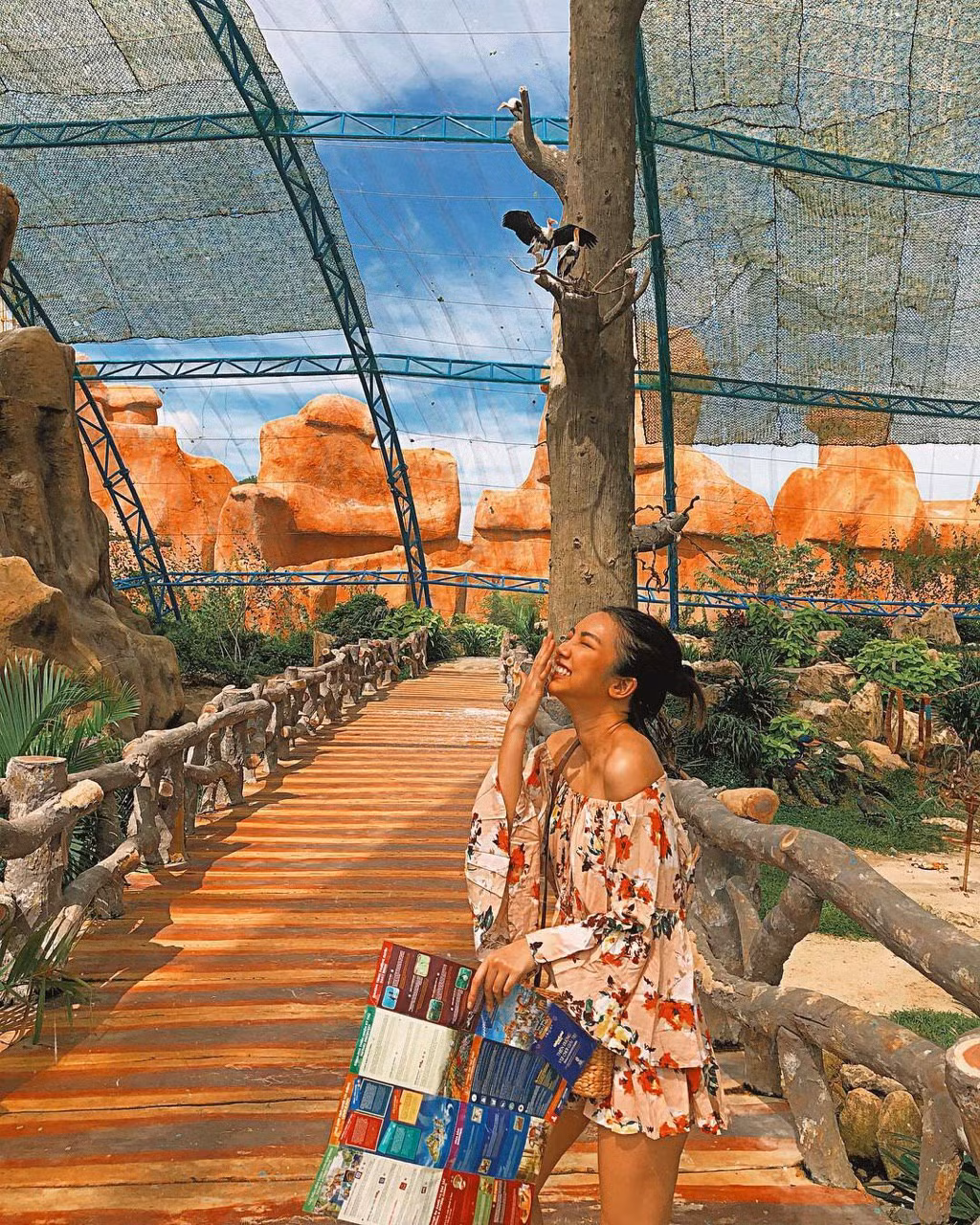 Những khu vườn xanh mát tại Vinpearl Safari cũng là background tuyệt vời để bạn và người yêu có ảnh đẹp đăng Facebook.