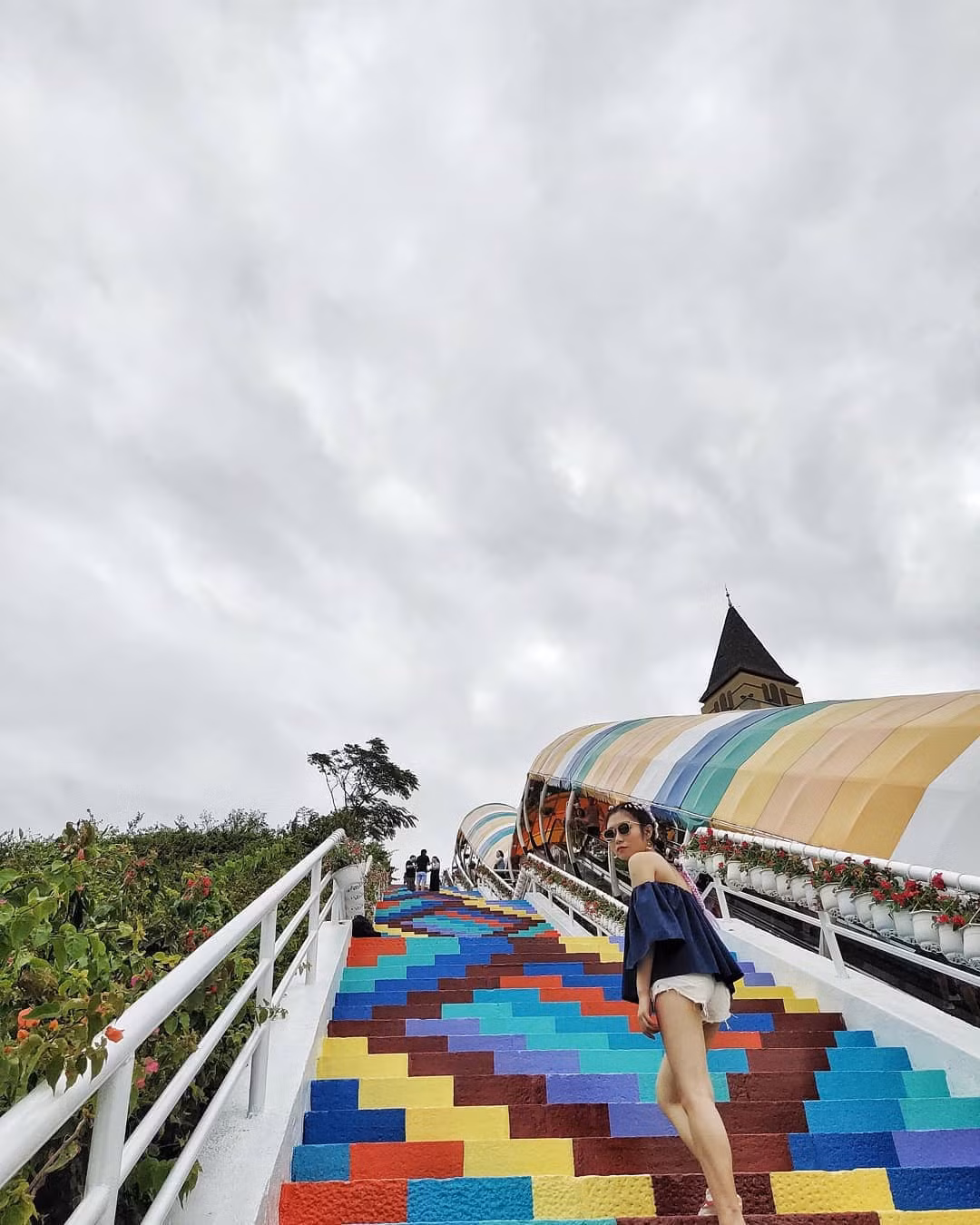 "Nấc thang cầu vồng" đang là điểm check-in sốt xình xịch khi các bạn trẻ tới du lịch Vinpearl Land Nha Trang những ngày đầu năm.