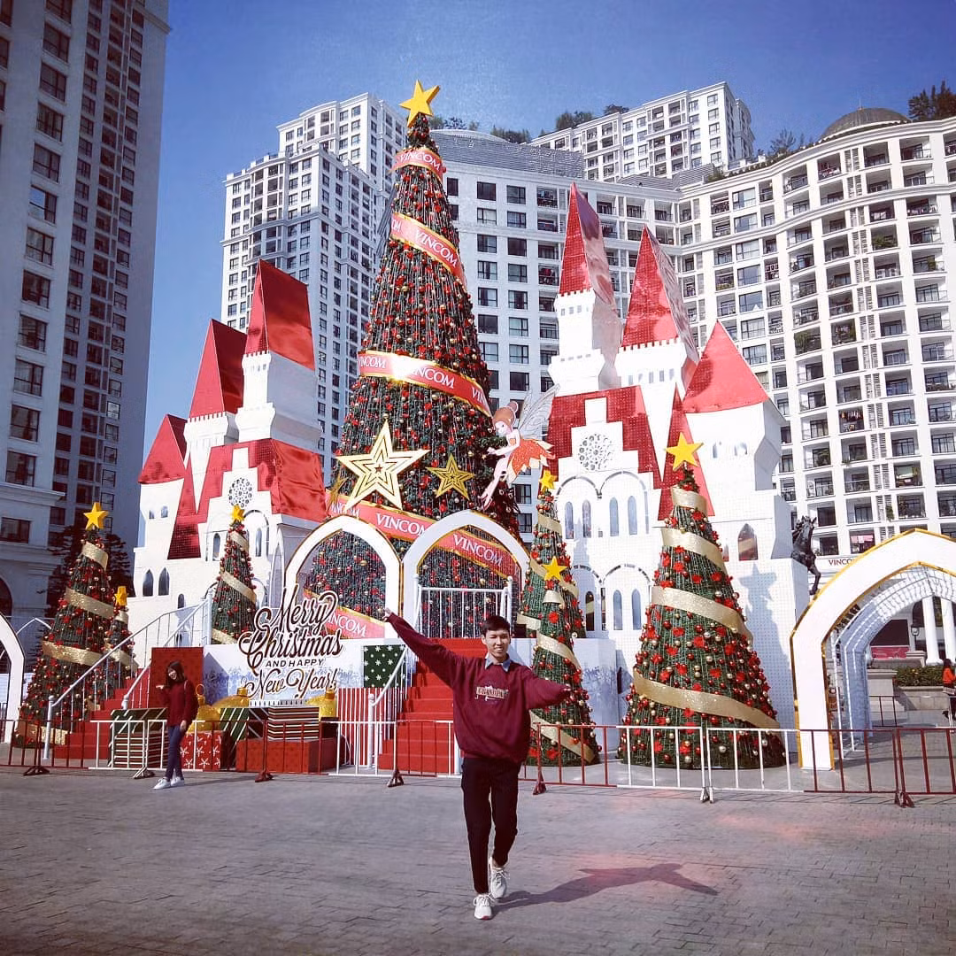 Theo chia sẻ của nickname Hoang Thuy Anh: "Mình chọn những trung tâm thương mại để đến dịp Noel bởi tại đây ngoài việc chụp ảnh, mình còn có thể ăn uống và xem phim cùng bạn bè mà chẳng phải lo di chuyển quá nhiều nơi. Ảnh: @honganhle