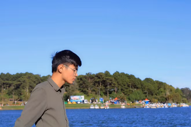 Sở hữu góc nghiêng thần thánh với sống mũi cao thẳng, gương mặt góc cạnh, mặc sơ mi trắng, đeo kính đầy tri thức và đặc biệt là sinh viên trường ĐH Luật, chàng trai này hội tụ đủ các yêu cầu mà hội chị em mong muốn.