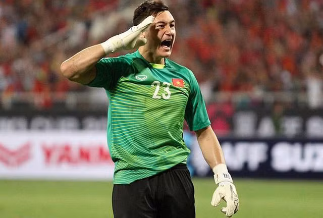 Fox Sports đã quyết định chọn Văn Lâm vào danh sách 3 thủ thành xuất sắc vòng bảng cùng Hassan Sunny (Singapore) và Kyaw Zin Htet (Myanmar).