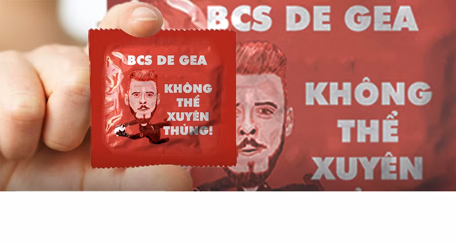 Dân mạng còn chế ảnh bóng đá khi De Gea quảng cáo cho nhãn hiệu bao cao su không thể xuyên thủng.