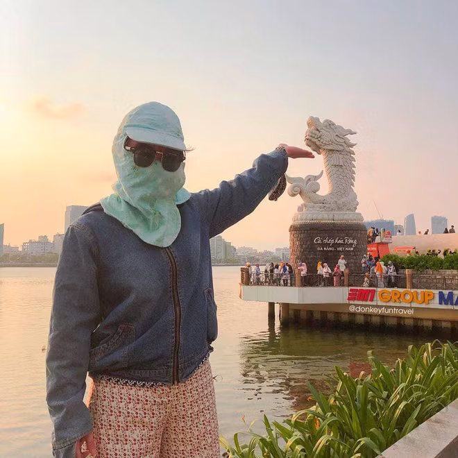 Những hình ảnh ghi lại là cảnh cô gái này đi du lịch Đà Nẵng. Thay vì xúng xính những bộ quần áo hợp mốt hay tranh thủ khoe dáng thì cô ấy lại mặc đồ kín mít như ninja, áo chống nắng, vái chống nắng, kính râm, khẩu trang kín từ đầu tới chân để... đối phó với trời nắng