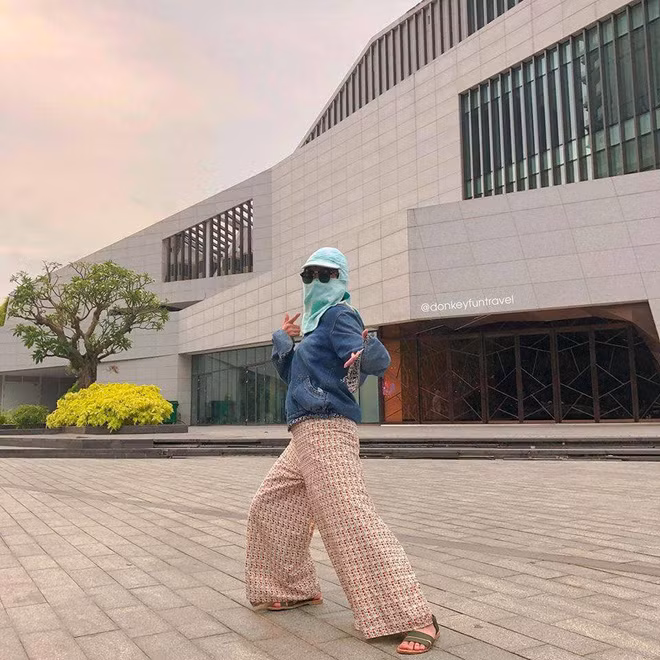 Khi đang đi du lịch mà trời quá nắng hãy hóa thân thành ninja, đừng ngại ngần hãy tạo dáng tự tin để đỡ phí cơ hội.