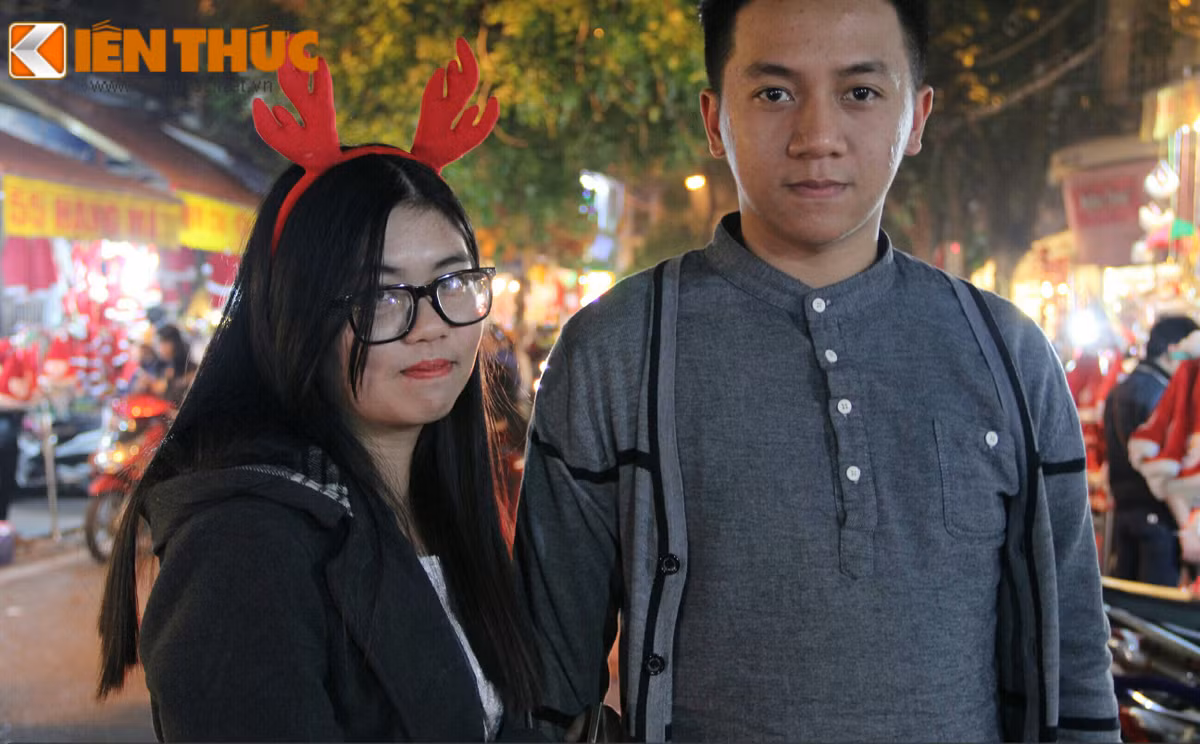 Rất nhiều cặp đôi đã tranh thủ đến với con phố Hàng Mã để chụp ảnh check-in để lưu lại kỷ niệm Giáng sinh 2015.