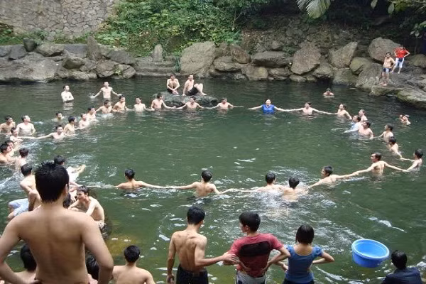 Đến với Tây Thiên, các bạn có thể tham quan: Đền Thỏng, Cây đa chín cội, Đền Quốc Mẫu Tây Thiên, Thiền Viện Trúc Lâm Tây Thiên, Thiền Viện Trúc Lâm An Tâm.