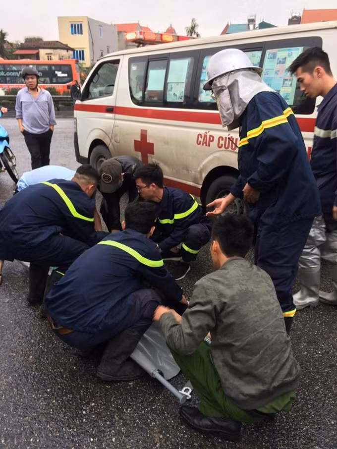 Nhận được tin báo, một chiếc xe cứu hỏa đã tức tốc đến giải cứu cho nạn nhân. Tuy nhiên, trên đường tới nơi gặp nạn, dù xe cứu hỏa rú còi xin đường liên tục, dòng người vẫn "tại vị" ung dung, buộc người lái xe phải đánh tay lái đi ngược đường. Thật không may, xe PCCC này va chạm với một xe 45 chỗ đang lưu thông.