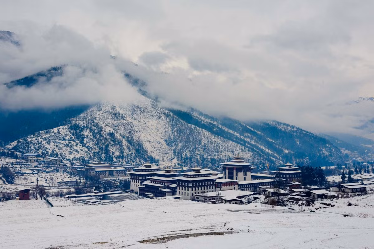 Khoảng thời gian từ đầu tháng 12 đến giữa tháng 2 là lúc dãy Himalaya của Bhutan - quốc gia hạnh phúc nhất thế giới thay màu áo vàng của nắng qua sắc trắng tinh khôi của tuyết. Chính những dịp vắng khách như thế này mới thấy hết vẻ đẹp khó cưỡng của Bhutan, mùa đông càng làm cho không khí vốn yên bình của nơi này trở nên yên tĩnh một cách lạ kì.