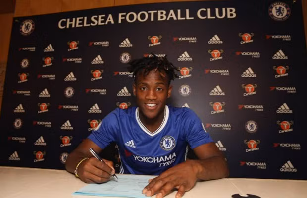 Cũng giống như Leroy Sane, Michy Batshuayi cũng là một cầu thủ trẻ nhưng giá trị chuyển nhượng thì vượt qua cả kinh nghiệm. "Măng non" của ĐT Bỉ về với The Blues với giá chuyển nhượng lên tới 40 triệu euro từ Marseille.
