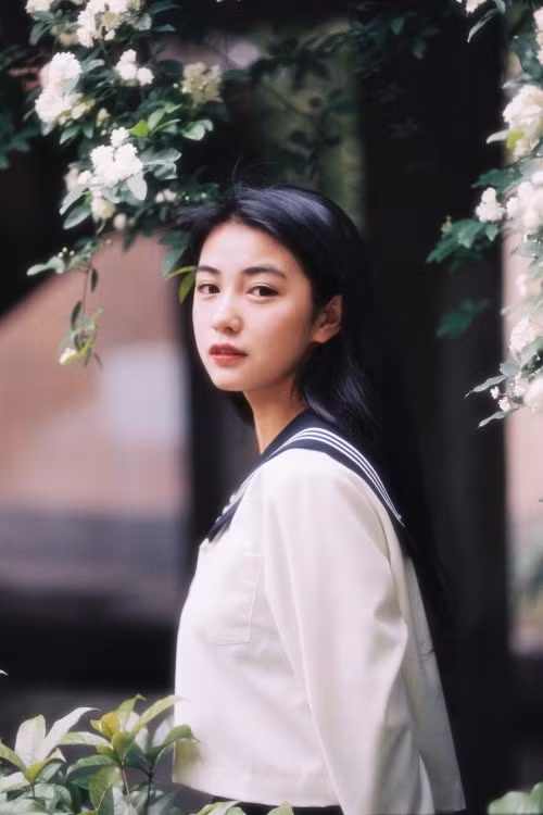 Bên cạnh vai trò của người mẫu, Khai Nha còn là cô chủ nhỏ của một thương hiệu thời trang riêng của mình. Cũng nhờ sự nổi tiếng trên mạng xã hội, shop thời trang trên Weibo thu hút rất đông sự theo dõi của các cô gái trẻ.