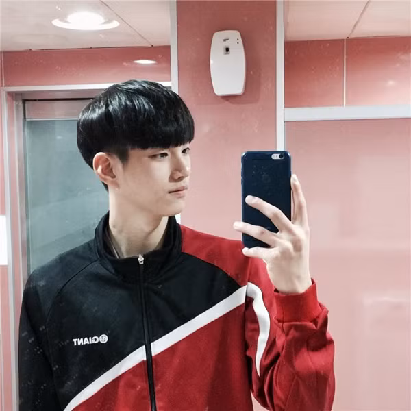Lim Sung Jin được dân mạng và đặc biệt là các fan nữ mệnh danh là nam thần bóng chuyền Hàn Quốc mới nổi. Điều khiến mọi người đều gọi anh chàng VĐV bóng chuyền này như vậy bởi anh sở hữu vẻ đẹp trai hiếm có. Ảnh trong bài: Facebook nhân vật.