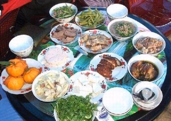 Mâm cơm ngày Tết nay cũng ít nhiều thay đổi. Từ bát đũa, số lượng món ăn và cách trình bày. Ngày Tết xưa thì mâm cơm mỗi nhà ít nhất phải có nem, giò, bát canh mọc. Nhưng ngay nay thay vào đó là những món ăn nhanh như xúc xích, lạp xưởng hay bánh mì.