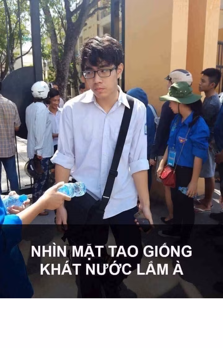 Theo nhận xét của nhiều dân mạng, sau khi đọc đề Văn kì thi THPT nhiều người phải lắc đầu, lè lưỡi vì quá khó và tạo ra nhiều bất ngờ.