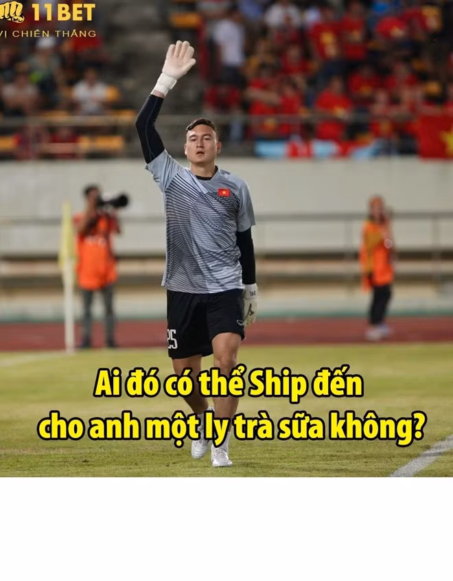 Rảnh quá Văn Lâm còn hỏi có ai ship cốc trà sữa đến cho anh để ngồi uống.