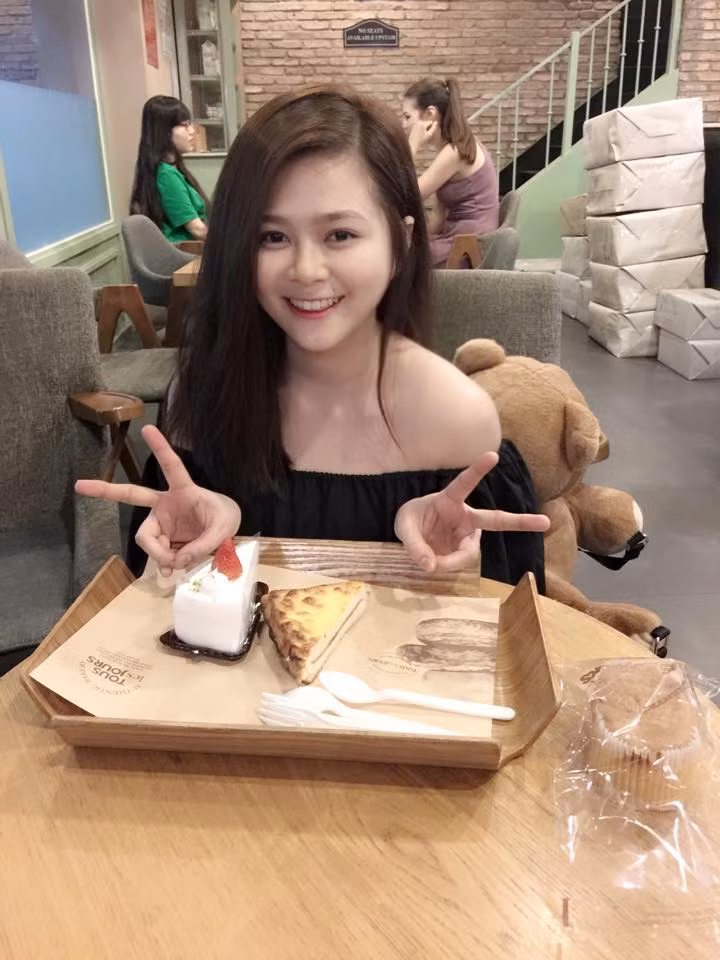 Tường Vi hay còn được biết tới bằng nickname Vy Yumi sinh năm 1995. Hiện cô đang theo học khoa ngoại ngữ của một trường Đại học tại TP HCM.