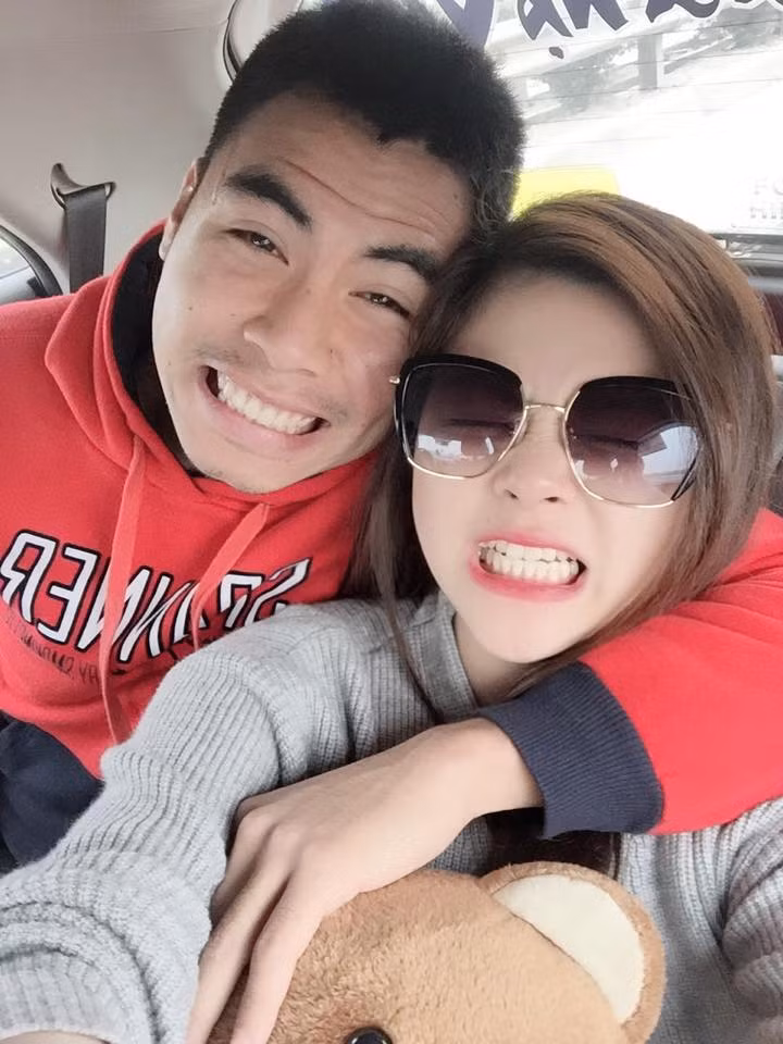 Mối quan hệ giữa Tường Vi và Đức Huy bắt đầu năm 2015, trước khi tiền đạo của CLB Hà Nội T&amp;T sang Singapore làm nhiệm vụ cùng U23 Việt Nam tại SEA Games 28.