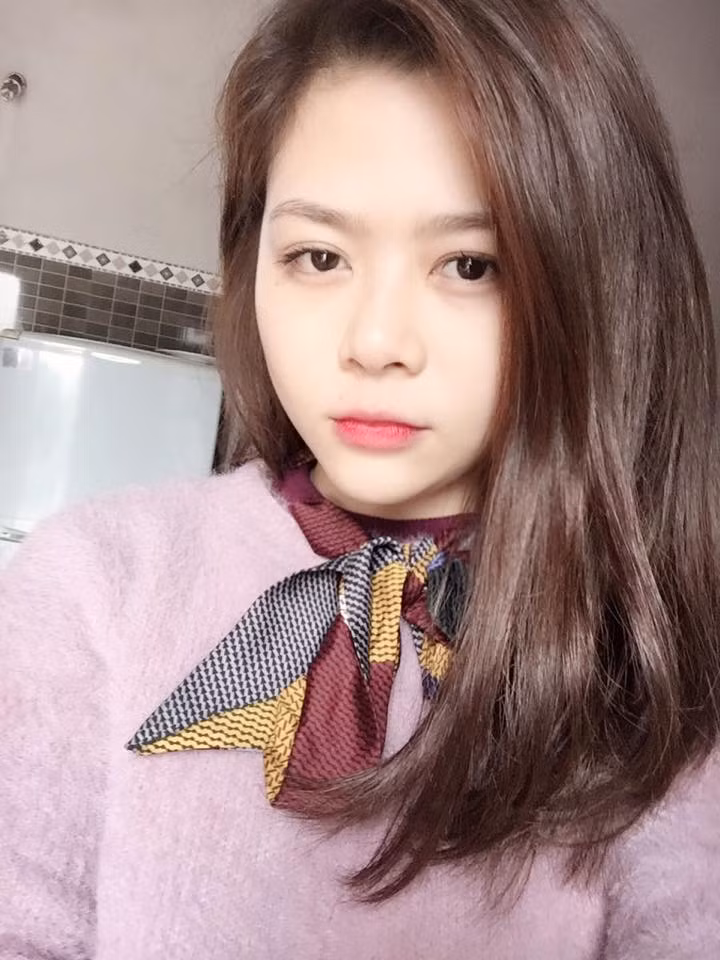 Mặc dù phải yêu xa nhưng mỗi lần có thời gian nghỉ, Tường Vi thường ra Hà Nội để "hẹn hò" và chủ động thăm bố mẹ của Đức Huy.