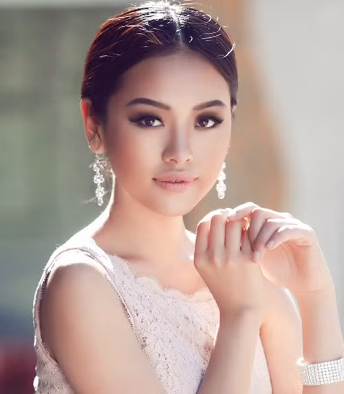 Cô được mệnh danh là nàng "Thư Kỳ phiên bản Việt" bởi đôi môi hờn dỗi quyến rũ và đầy đặn.