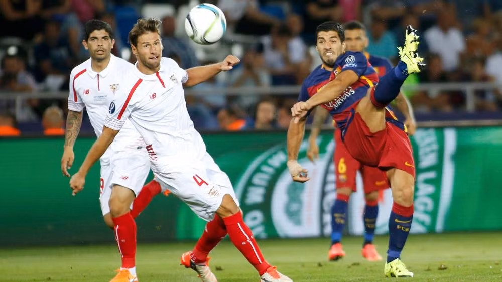 Sở hữu phong độ tuyệt vời trong màu áo của Barca, Luis Suarez đã về đích ở vị trí thứ 3 trong cuộc đua tới danh hiệu cầu thủ xuất sắc nhất thế giới của tờ The Guardian. Cầu thủ người Uruguay này đã có 4.492 điểm trong cuộc đua này.