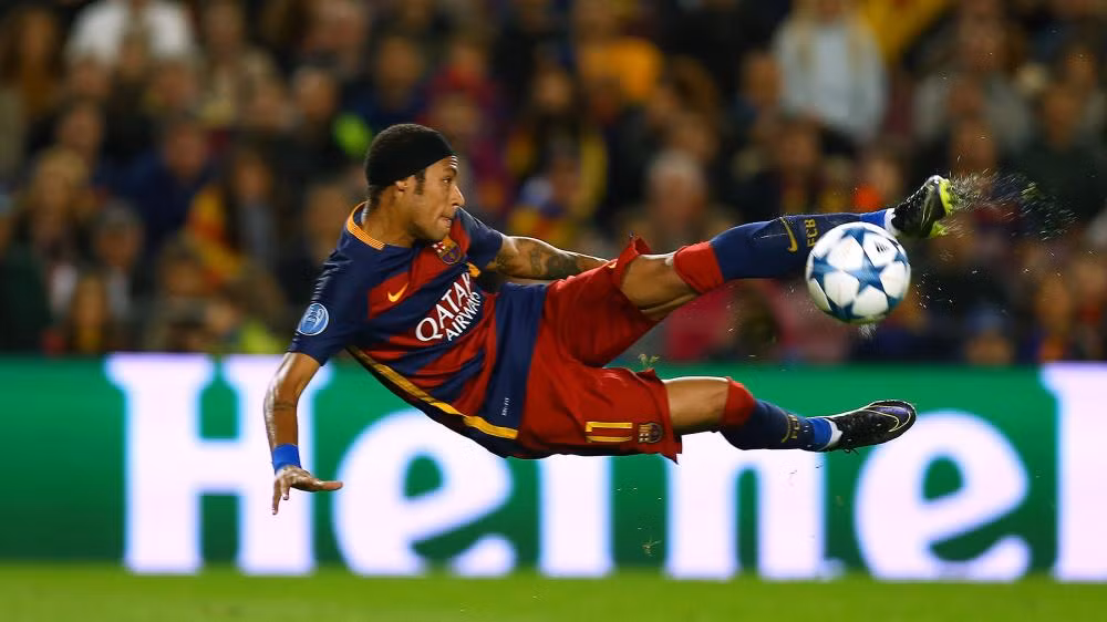 Neymar của Barcelona xếp thứ ba với 4.582 điểm.