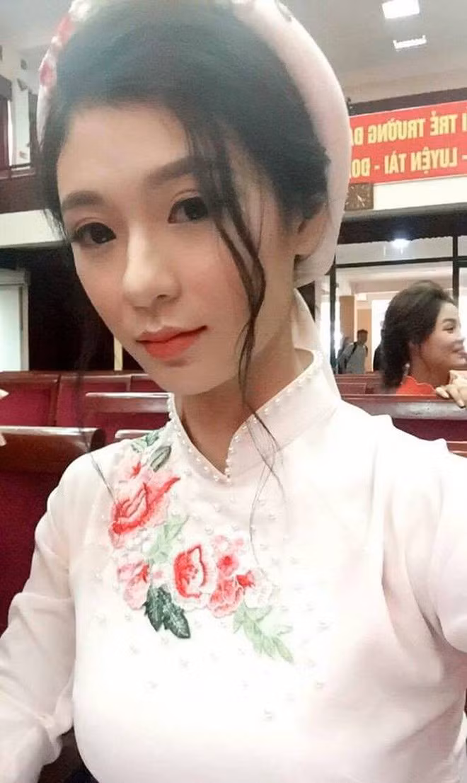 Bên cạnh đó, nhìn vào bức ảnh, Thúy Diệu nghĩ mình đã được một em học sinh cấp 3 nào đó vô tình chụp lại khi xuất hiện trong đợt tư vấn tuyển sinh tổ chức tại trường hồi ngày 4/2 vừa qua.