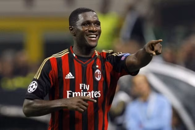 Giao kèo hợp đồng giữa Zapata và AC Milan chỉ còn kéo dài đến cuối mùa giải này. Cả hai phía vẫn đang chưa thể thống nhất về những điều khoản trong một bản hợp đồng gia hạn. Nếu không có gì thay đổi, trung vệ người Colombia sẽ ra đi tự do khi mùa hè đến.