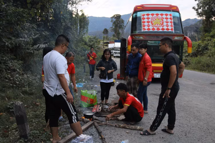 Với quãng đường dài gần 1000 km từ Hà Nội sang tới Vientiane, hội CĐV VFS Miền Bắc đã chuẩn bị hẳn 1 chuyến xe để di chuyển và đồ ăn thức uống sẵn sàng trên xe.