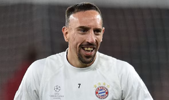 Ribery không đủ trình đá cho M.U: Sir Alex Ferguson từng từ chối cơ hội ký hợp đồng với Franck Ribery hồi năm 2006 vì “chưa đủ trình để đá cho M.U”, dù ông chỉ xem anh thi đấu có 45 phút trận Marseille gặp Bolton tại UEFA Cup. Đó là tiết lộ của Alastair Campbell – người phụ trách truyền thông của cựu Thủ tướng Tony Blair và cũng là bạn rất thân của Sir Alex.