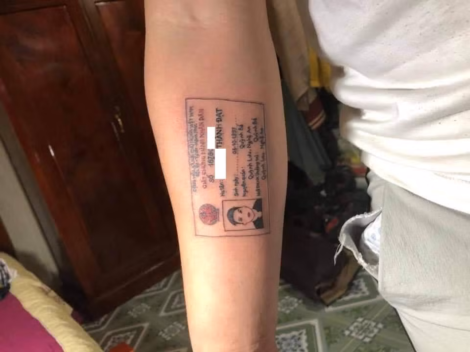 Mới đây trên MXH, CĐM chú ý tới chàng trai có nickname N.T.Đ (SN 1997) tại Nghệ An. Anh chàng này đã xăm hình chiếc thẻ căn cước công dân lên cánh tay của mình.