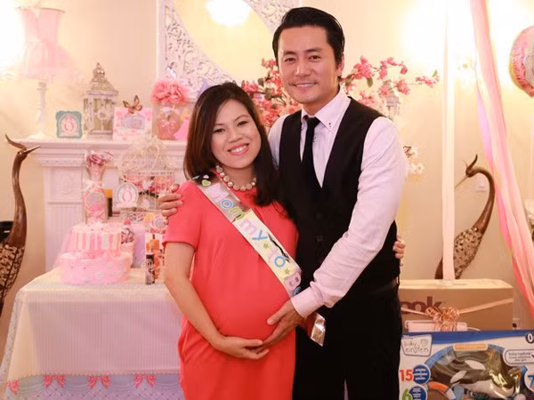 Từ ngày lập gia đình, Trương Minh Cường vẫn được bà xã tạo điều kiện để phát triển sự nghiệp nghệ thuật. Hoạt động sôi nổi một thời gian, Trương Minh Cường đưa vợ sang Mỹ định cư và lập nghiệp.
