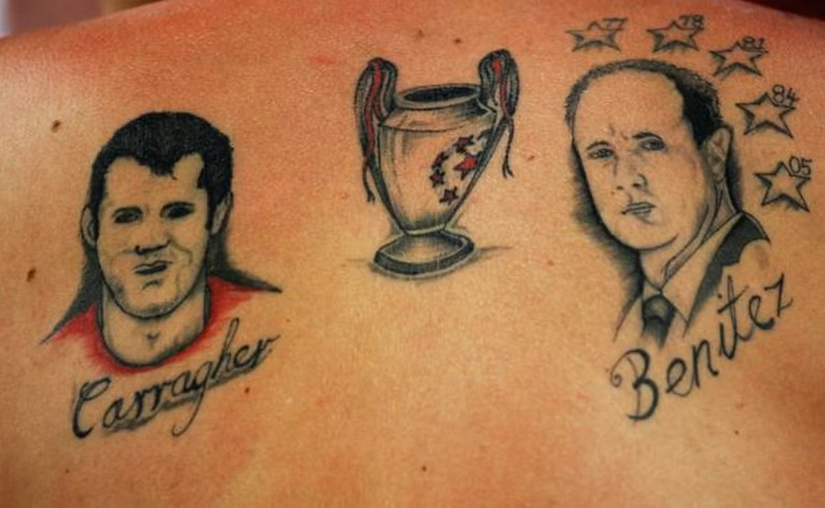 Năm 2005, để mừng chiến tích lịch sử của Liverpool tại UEFA Champions League, một CĐV của "Quỷ đỏ" vùng Merseyside đã xăm lên mình hình của cầu thủ Jamie Carragher và HLV Benitez và ở giữa là chiếc cúp vô địch UEFA Champions League.