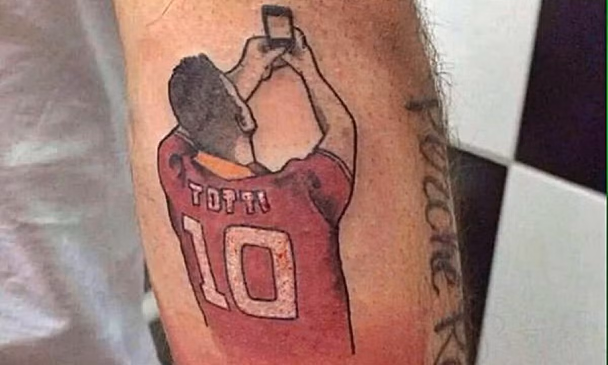 Vì quá yêu mến Totti nên một fan hâm mộ đã xăm hình ảnh "Hoàng tử thành Rome" đang tự sướng.